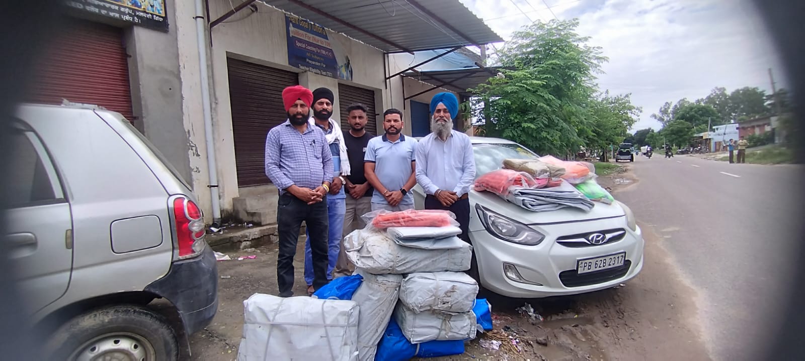 The Sangat of Bombay, under the leadership of Iqbal Singh, went to Ajnala to help the flood victims of Punjab.